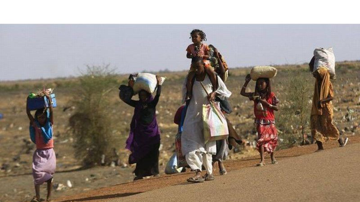 Una familia huye de un ataque rebelde en la ciudad sursudanesa de Rank, el pasado viernes.