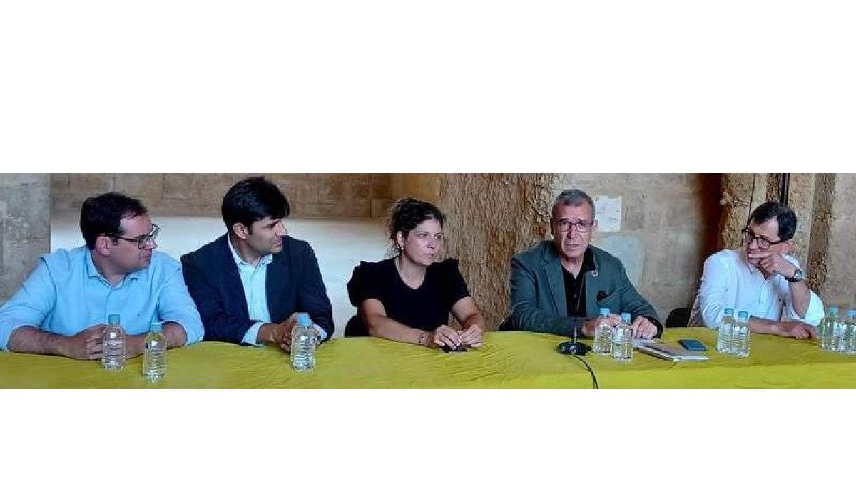 La alcaldesa de Sahagún, Paula Conde, el Secretario General para el Reto Demográfico, Francés Boya, y el Director Territorial de la Junta, José Manuel Frade. ACACIO DÍAZ
