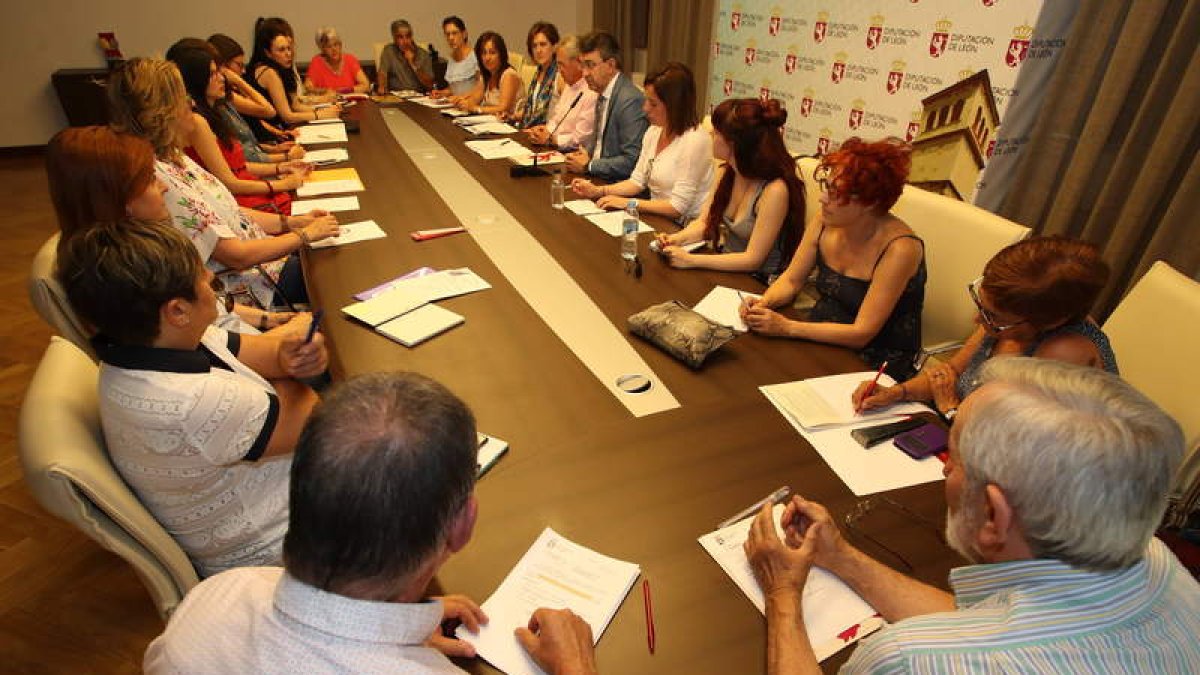 El nuevo consejo se constituyó ayer en la Diputación. RAMIRO