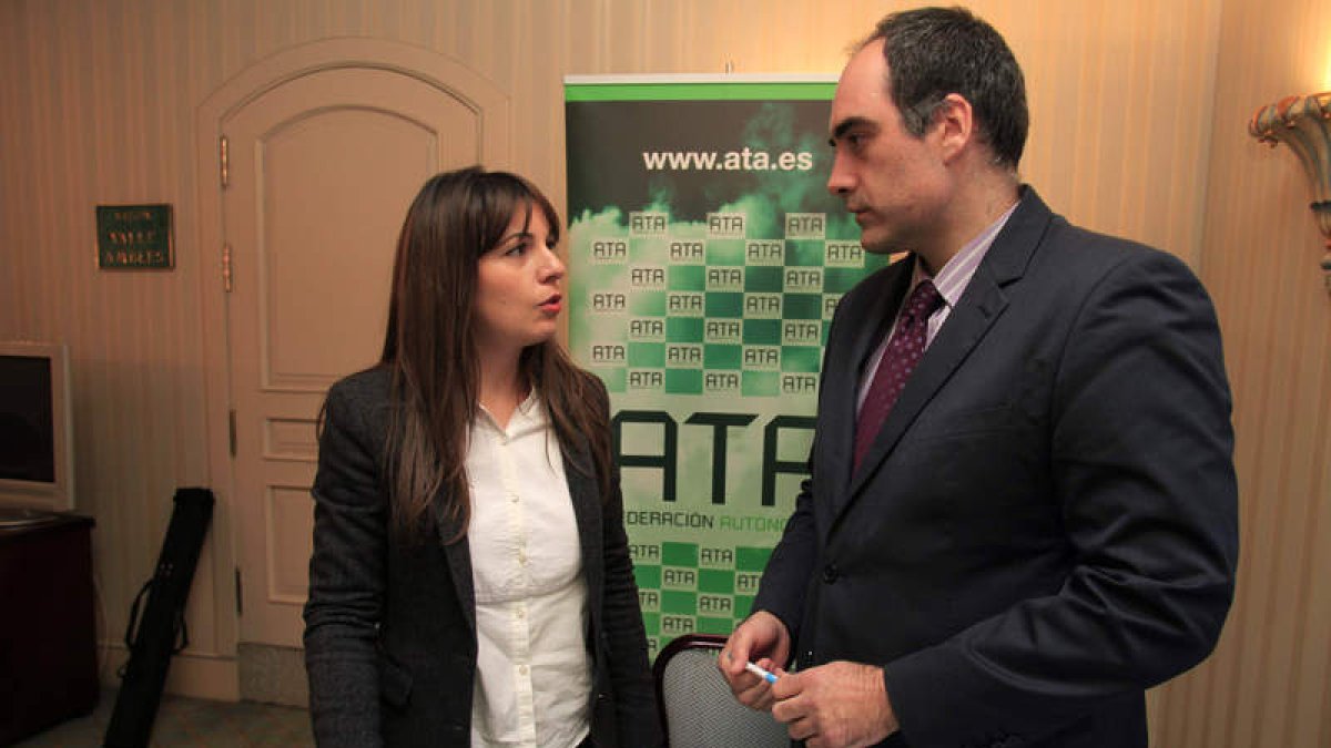 Soraya Mayo y el responsable del área de autónomos inmigrantes de Ata, Guillermo Guerrero.