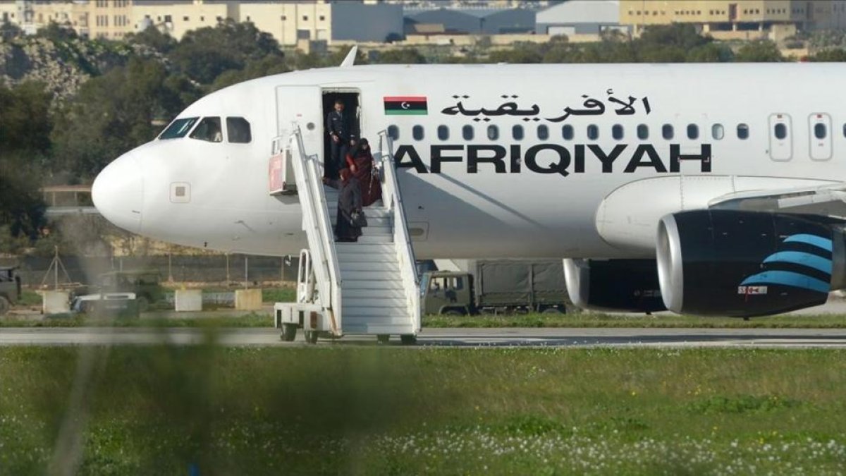 Pasajeros desembarcan del avión secuestrado.