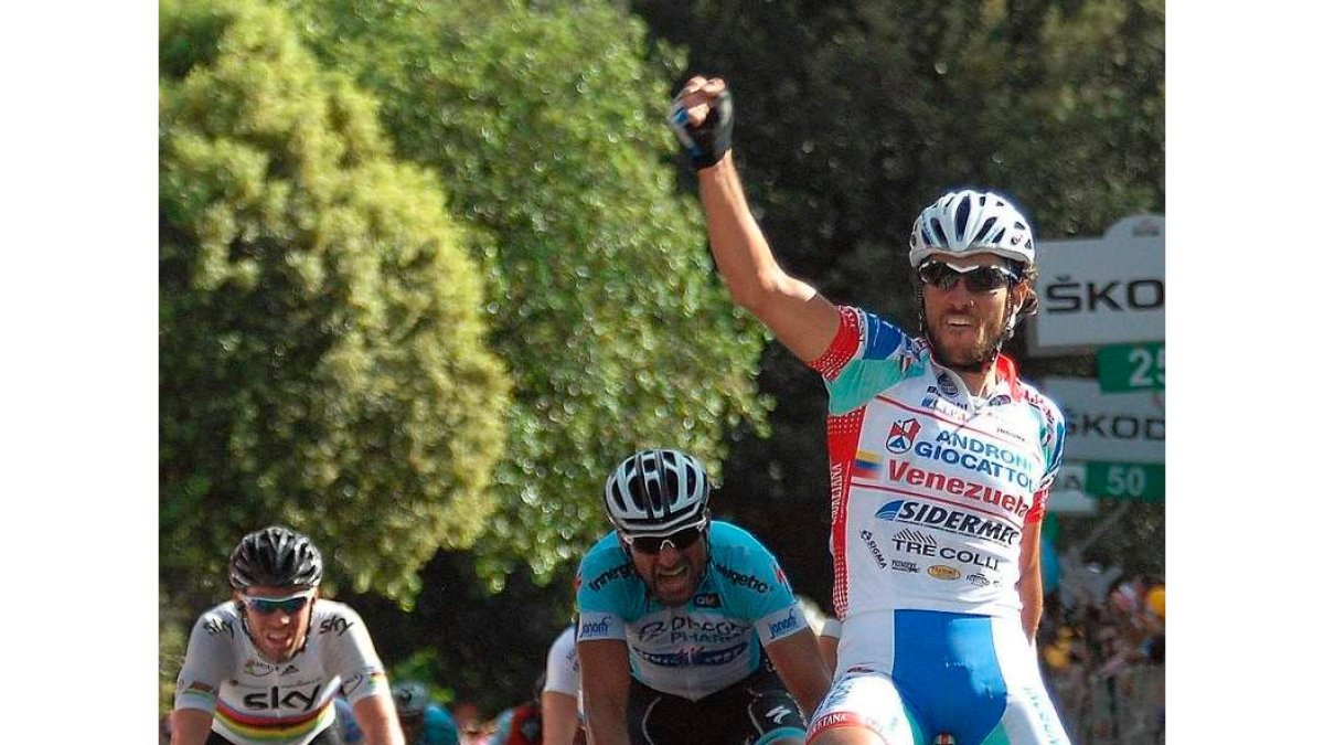 El italiano Roberto Ferrari celebra su victoria tras ganar la undécima etapa del Giro de Italia.
