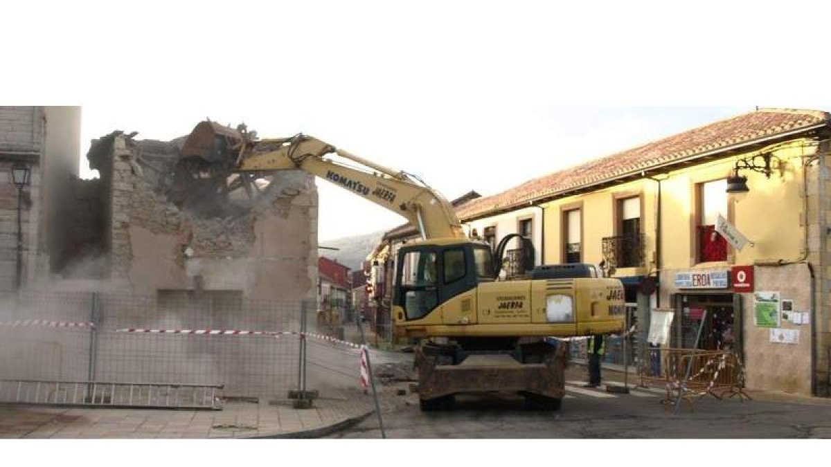 Una máquina derriba el edificio que amenazaba ruina en la calle Padre Isla de la villa.