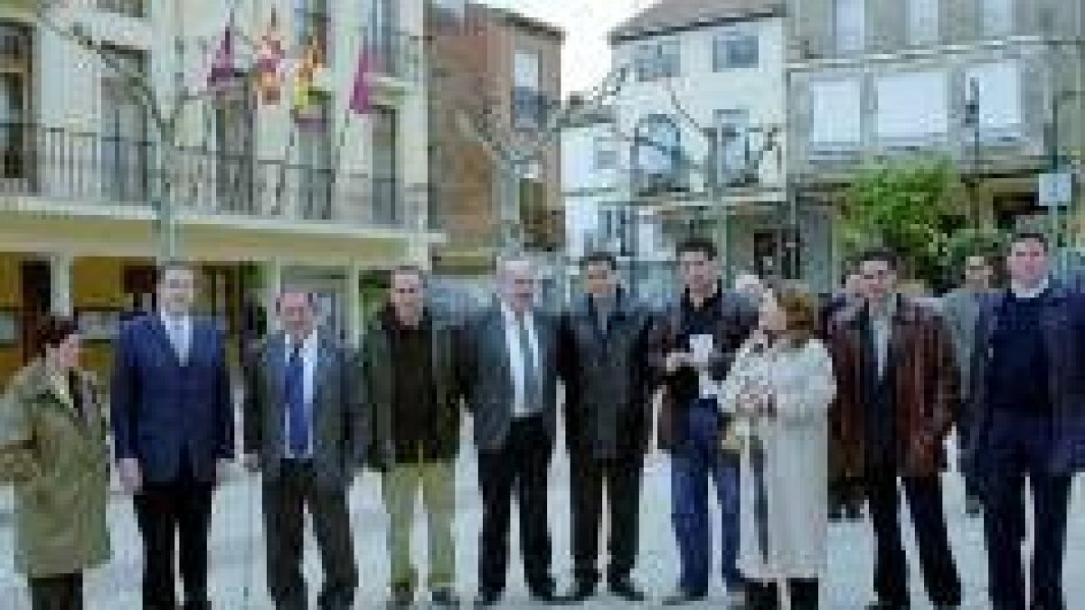 El delegado y la corporación recorrieron la villa de Sahagún tras entrevistarse en el ayuntamiento