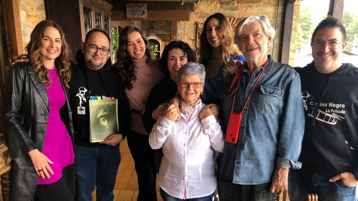Parte del elenco de actores, junto al director y la autora del libro 'Camino Negro', en el Palacio de Canedo. DL