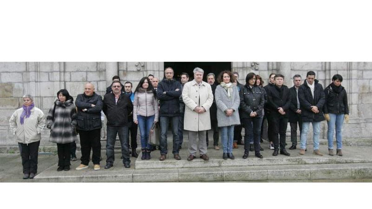 La corporación municipal de Ponferrada, durante el minuto de silencio convocado ayer.