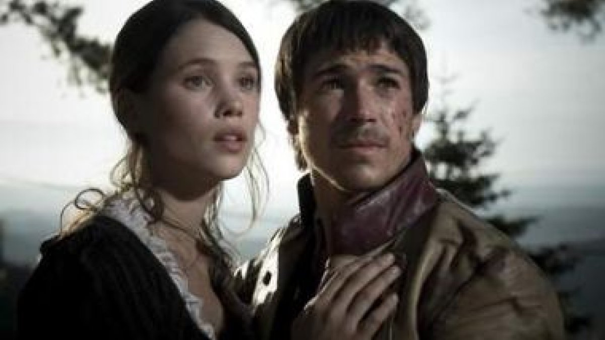 La actriz francesa Astrid Berges-Frisbey y el español Juan José Ballesta, en una escena de -˜Bruc. E