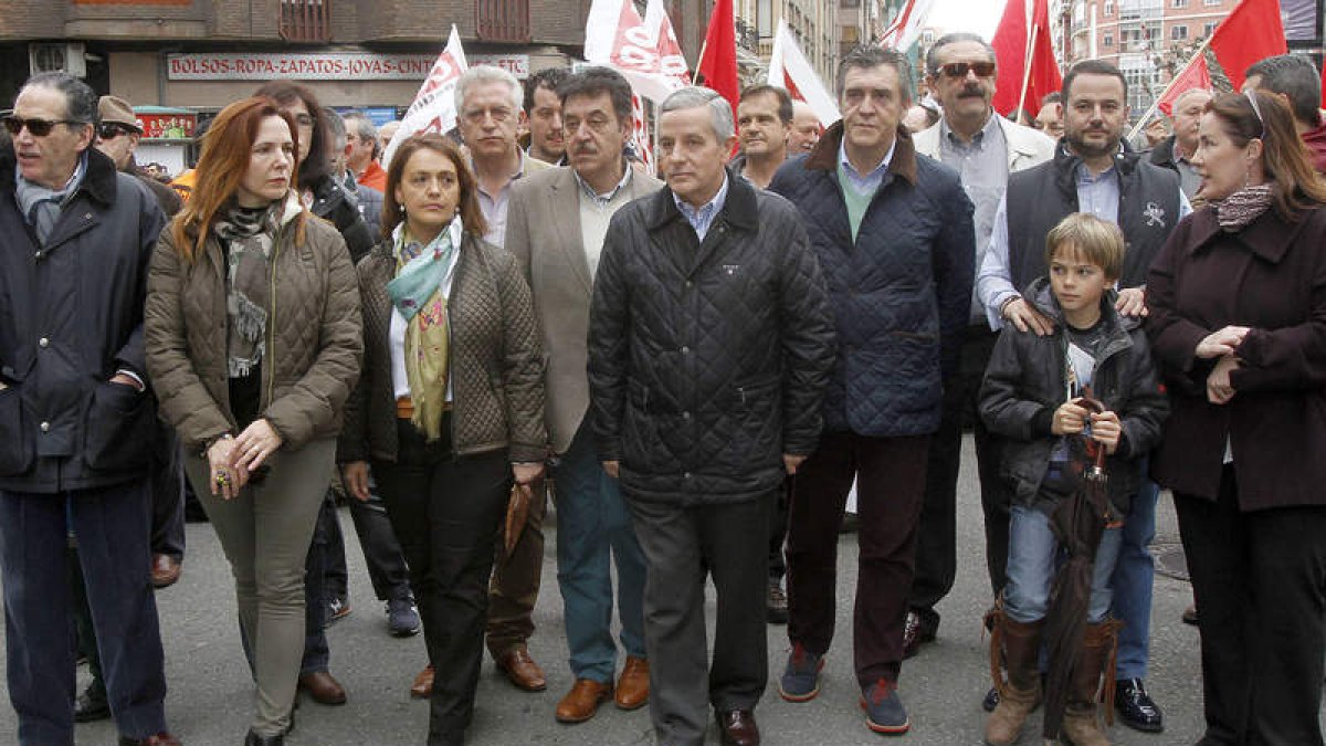 Gutiérrez, en la imagen de la manifestación del 6 de abril, flanqueado por sus ediles.