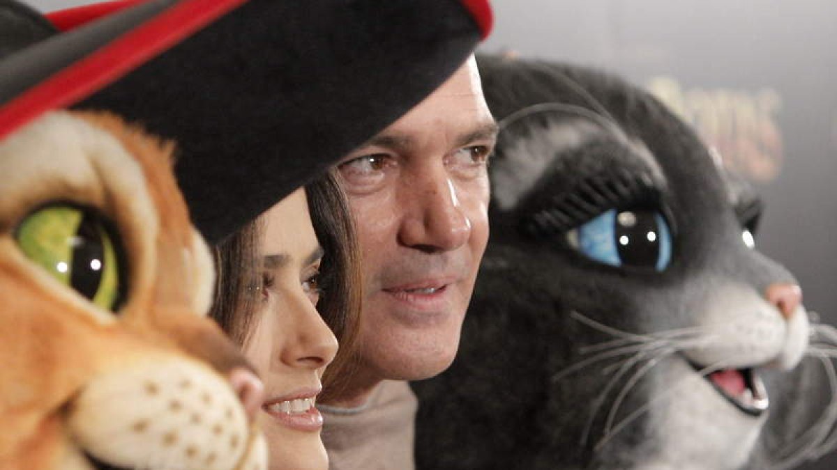 Antonio Banderas y Salma Hayek con sus personajes gatunos.