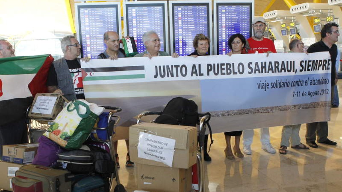 Una delegación del movimiento de apoyo al pueblo saharaui, ayer en Barajas.