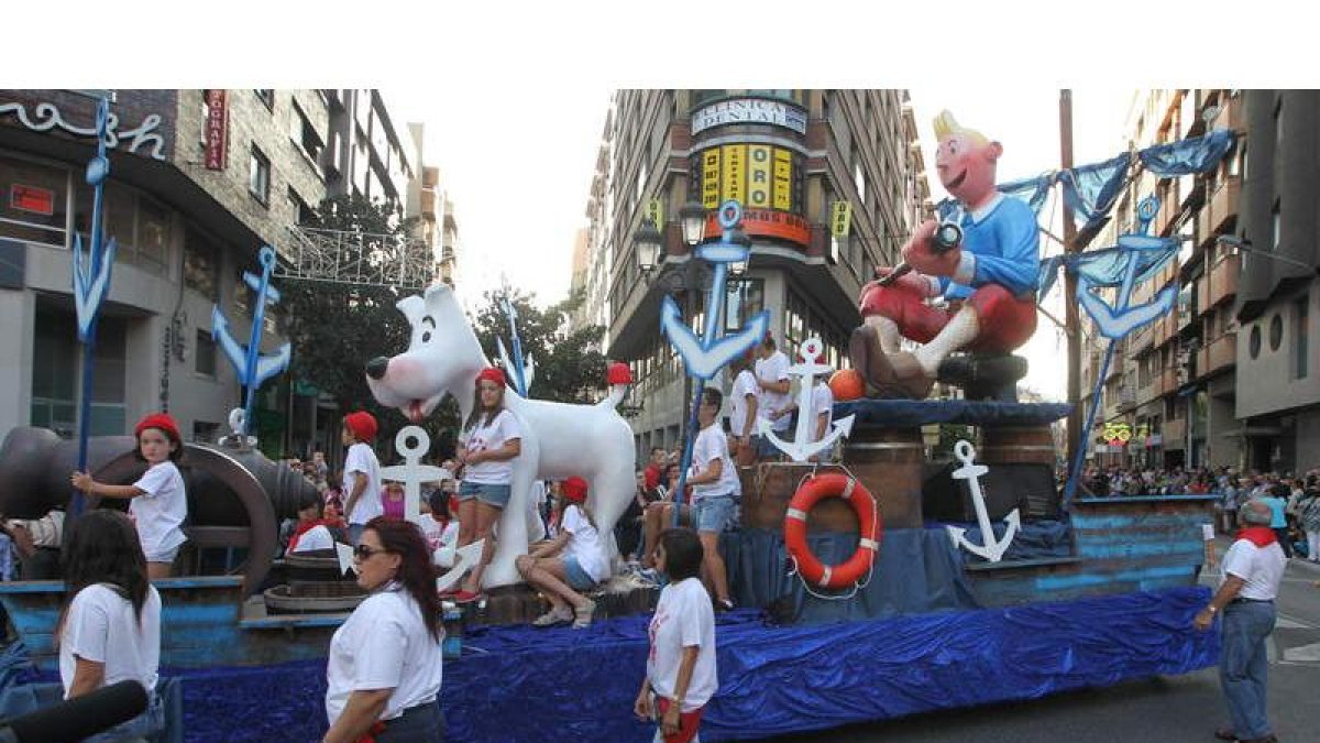 La peña Lección de Humor desfilando en la plaza Lazúrtegui con la carroza ‘Las aventuras de Tintín’.