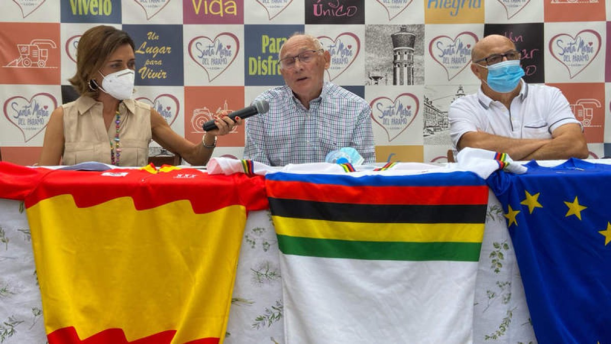 Carlos Jovellar entre la alcaldesa Alicia Gallego y el primer teniente de alcalde, Julio Tolón. RAMIRO