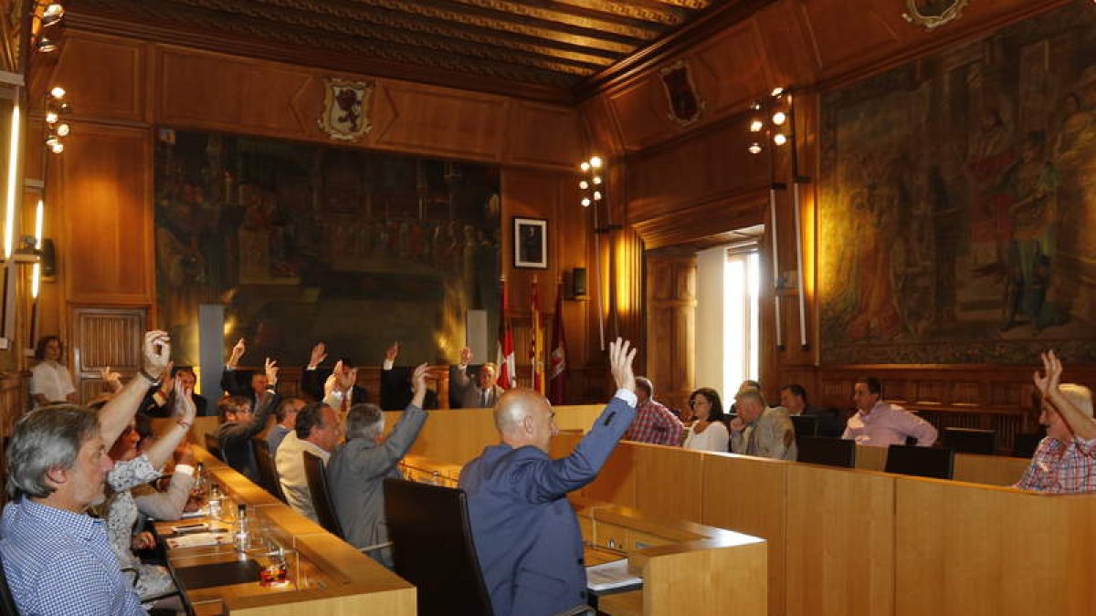 PP, Ciudadanos, UPL y Coalición por el Bierzo votaron a favor de aprobar la memoria. MARCIANO PÉREZ