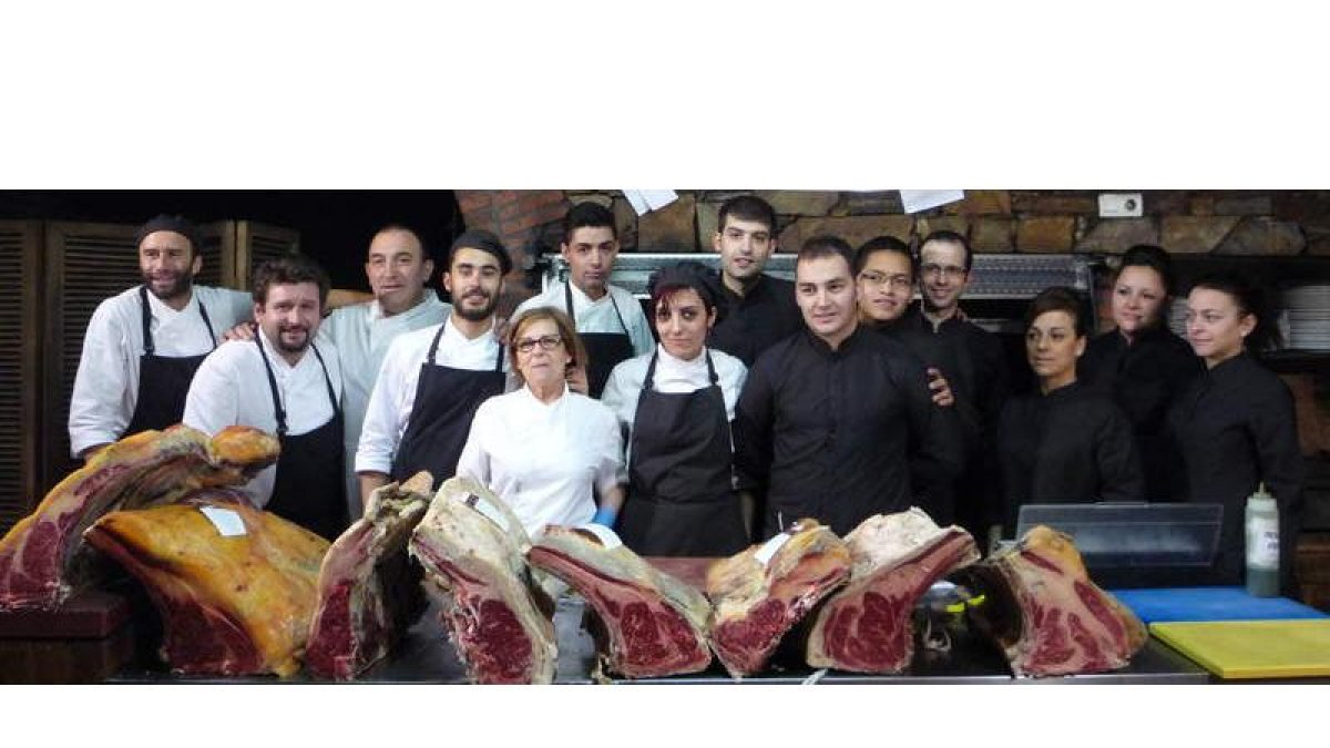 José Gordón, con su equipo de cocina y de servicio en sala