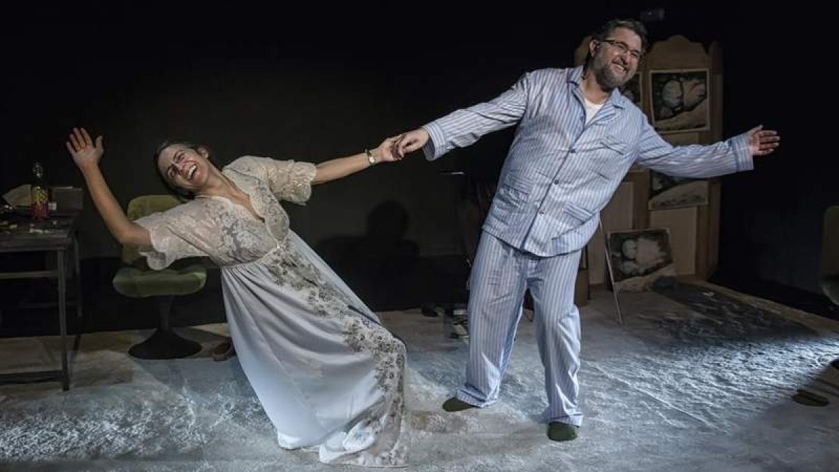 Los actores Celia Nadal y Javier Manzanera, en la representación. DL