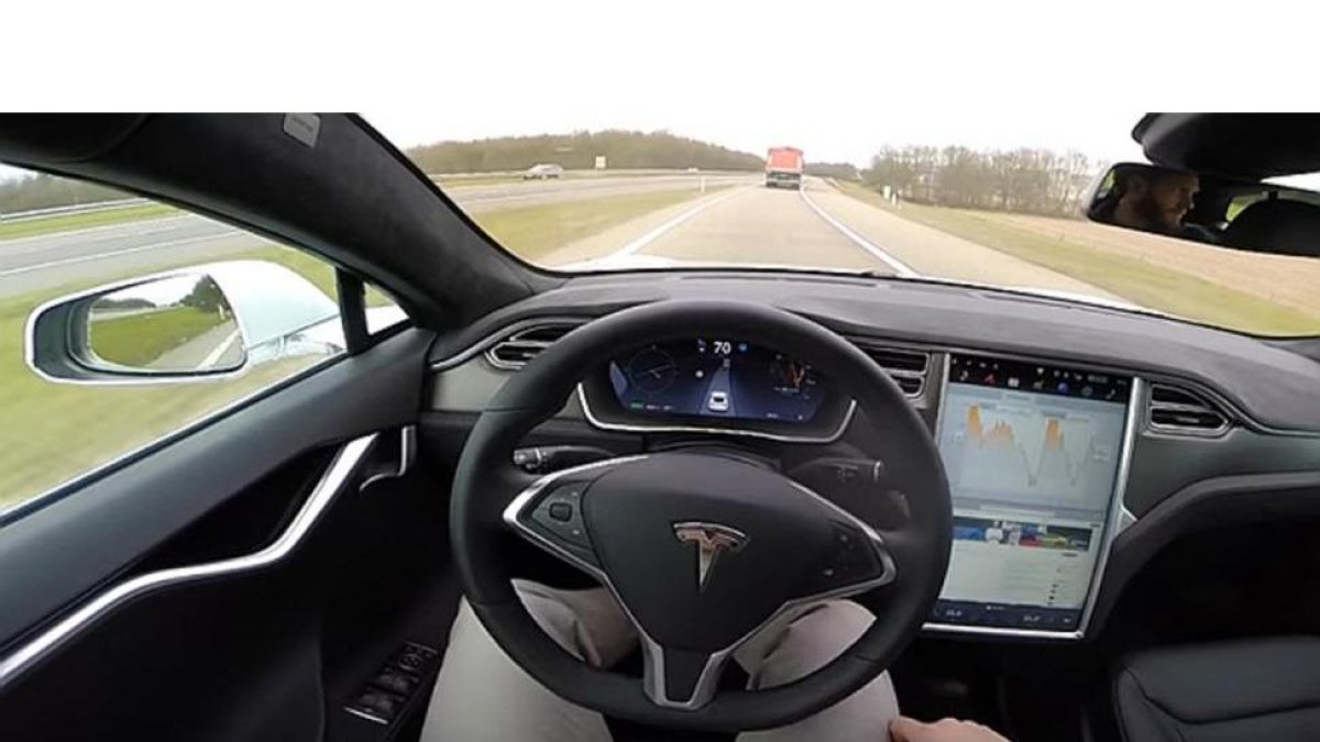 Prueba de conducción de un Tesla S.
