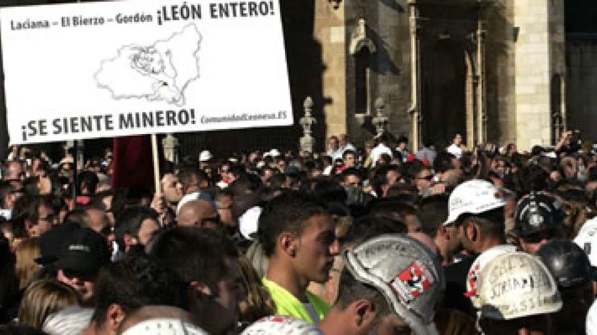 Los minero, a su llegada hoy a la plaza de San Marcos de León.