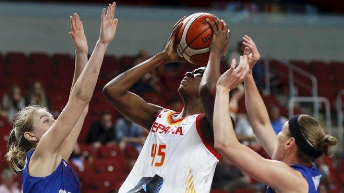 Astou Ndour lanza a canasta ante Samuelson y Vanderwal.