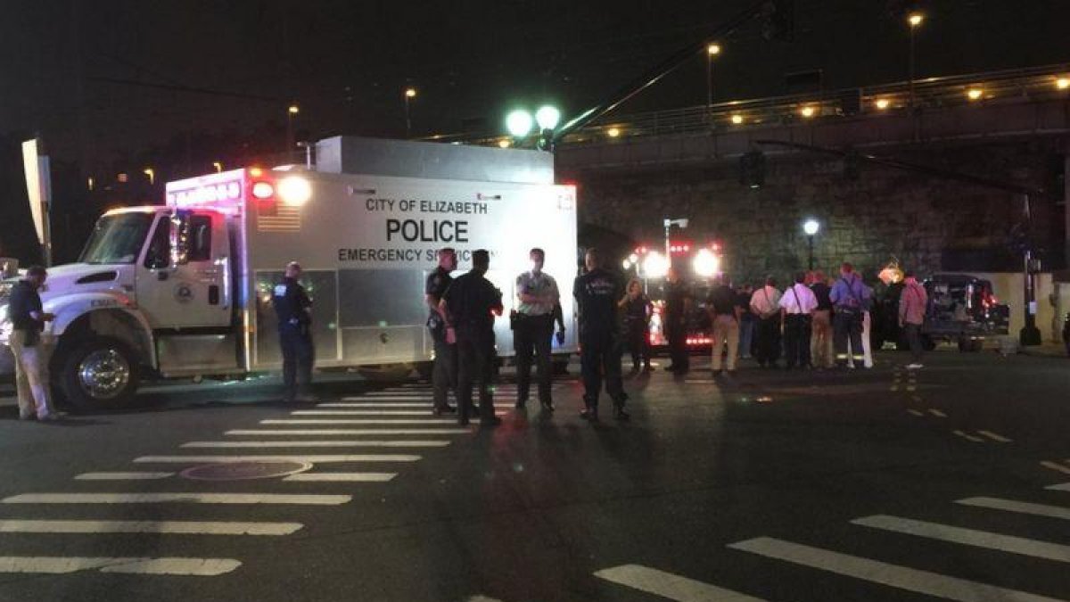 Policías y servicios de emergencias, en los alrededores de la estación de tren de Elizabeth, en Nueva Jersey.