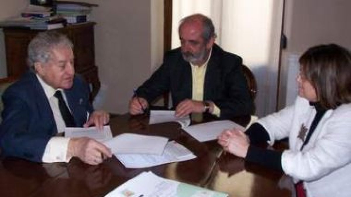 Un momento de la firma del convenio entre las fundaciones Fernández Peña y Carriegos