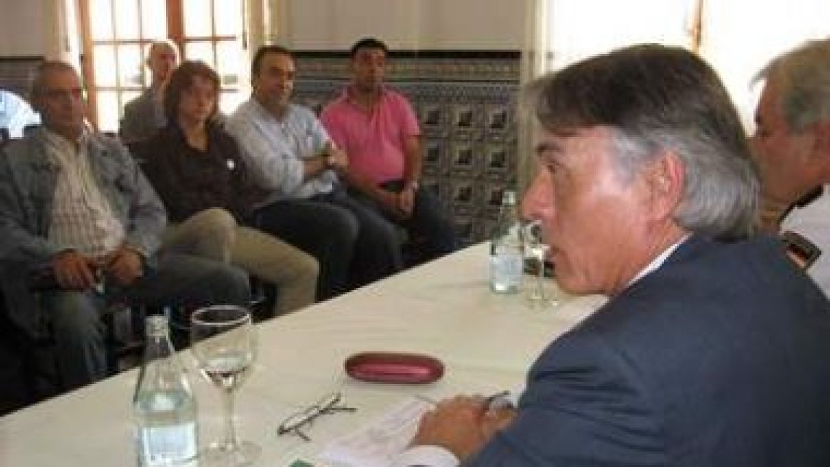 El subdelegado, en un momento de la reunión.