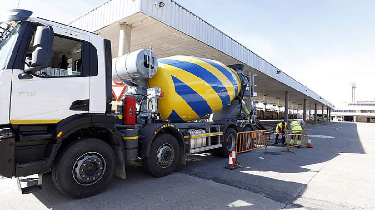 Una hormigonera y varios operarios trabajaban ayer en las antiguas instalaciones de la estación de Sáenz de Miera. MARCIANO PÉREZ