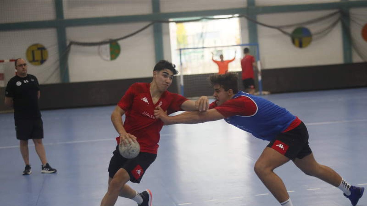 Uno de los entrenamientos que el Ademar ha tenido que realizar en Astorga esta temporada. RAMIRO