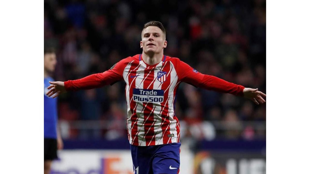Gameiro certificó el pase del Atlético a octavos de final. J. MARTÍN
