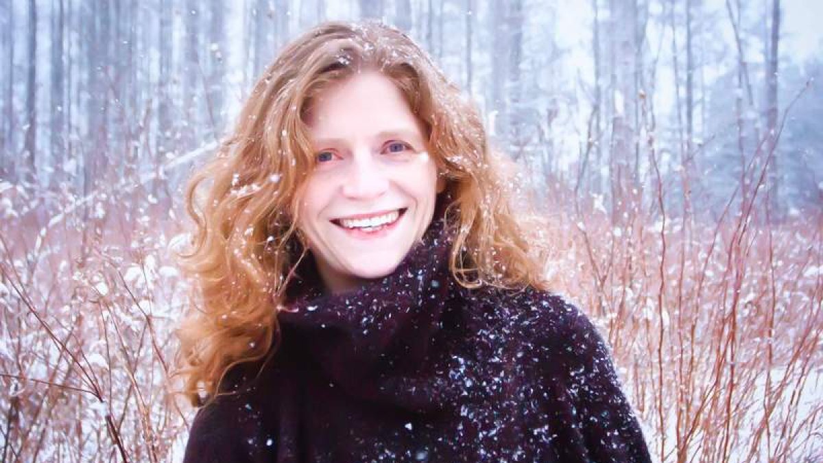 La escritora canadiense Carrie Snyder (Ontario, 1974) está considerada la sucesora de Alice Munro