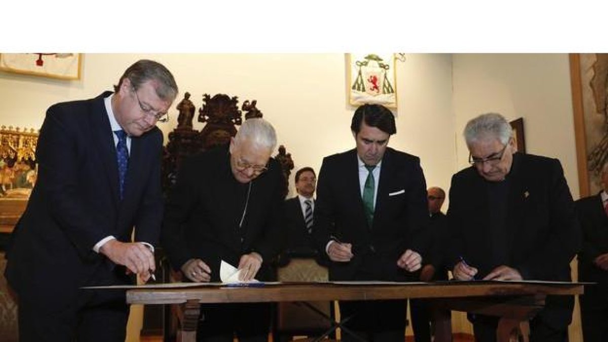 El alcalde de Leó Antonio Silván, el obispo de León Julián López el consejero de Fomento Juan Carlos Suárez-Quiñones;y el presidente de la Fundación Museo Diocesano y de Semana Santa, Pedro Puente, firman el acuerdo para las obras