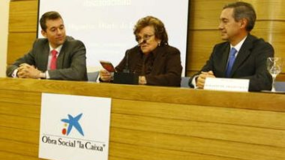 Jaime Conde Morala, la presidenta de la Asociación de Enfermos de Alzhéimer, Mercedes García, y Sera