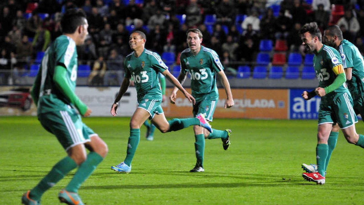 El brasileño Wellington Silva celebra con sus compañeros el tanto conseguido en los últimos minutos del partido disputado ayer en El Alcoraz que acerca a la Deportiva al playoff de ascenso a Primera División.