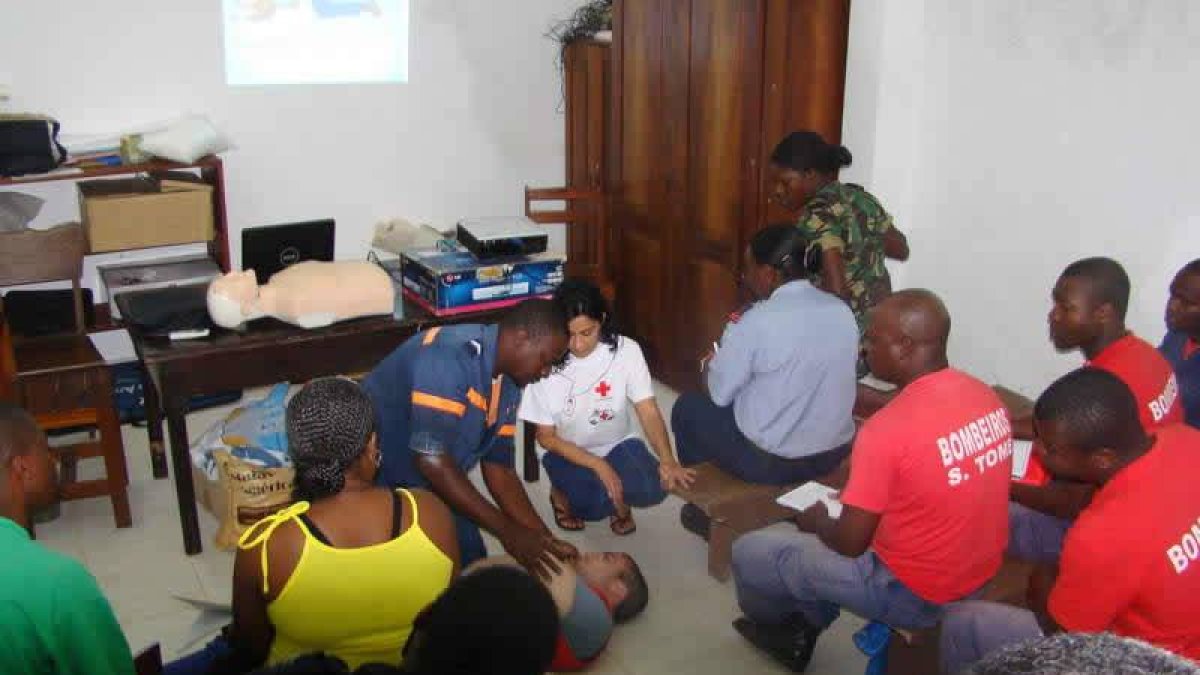 La presidenta de la ONG en una de sus acciones formativas de primeros auxilios en Santo Tomé.