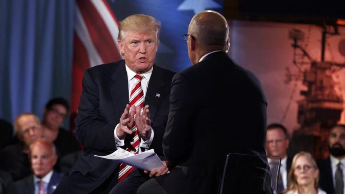 Trump expone sus argumentos al presentador de la NBC Matt Lauer, este miércoles, en Nueva York.