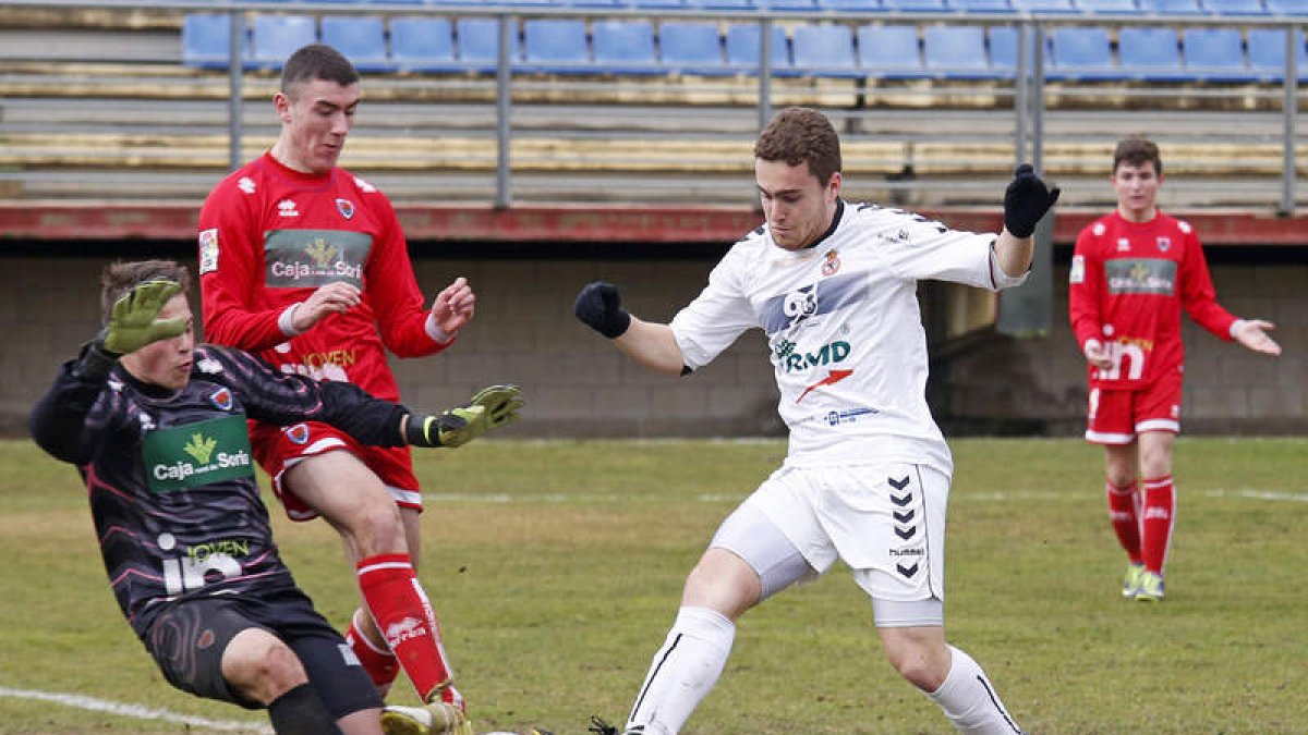 El equipo culturalista desaprovechó muchas ocasiones de gol ante la Arandina. F. OTERO PERANDONES