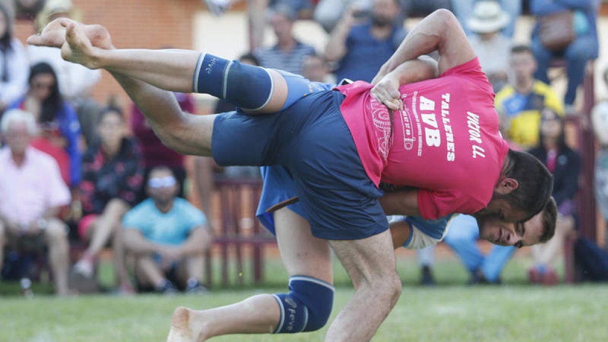 El líder Víctor Llamazares superó en la final de ligeros a Guillermo González. JESÚS F. SALVADORES