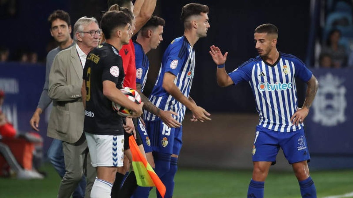 Álvaro Vázquez (dorsal 9) y Ernesto Gómez (7) debutaron el pasado sábado. L. DE LA MATA