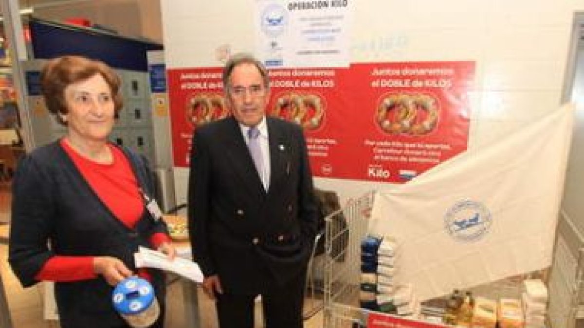 Damián Tascón, junto a una colaboradora del Banco de Alimentos, ayer en Carrefour.