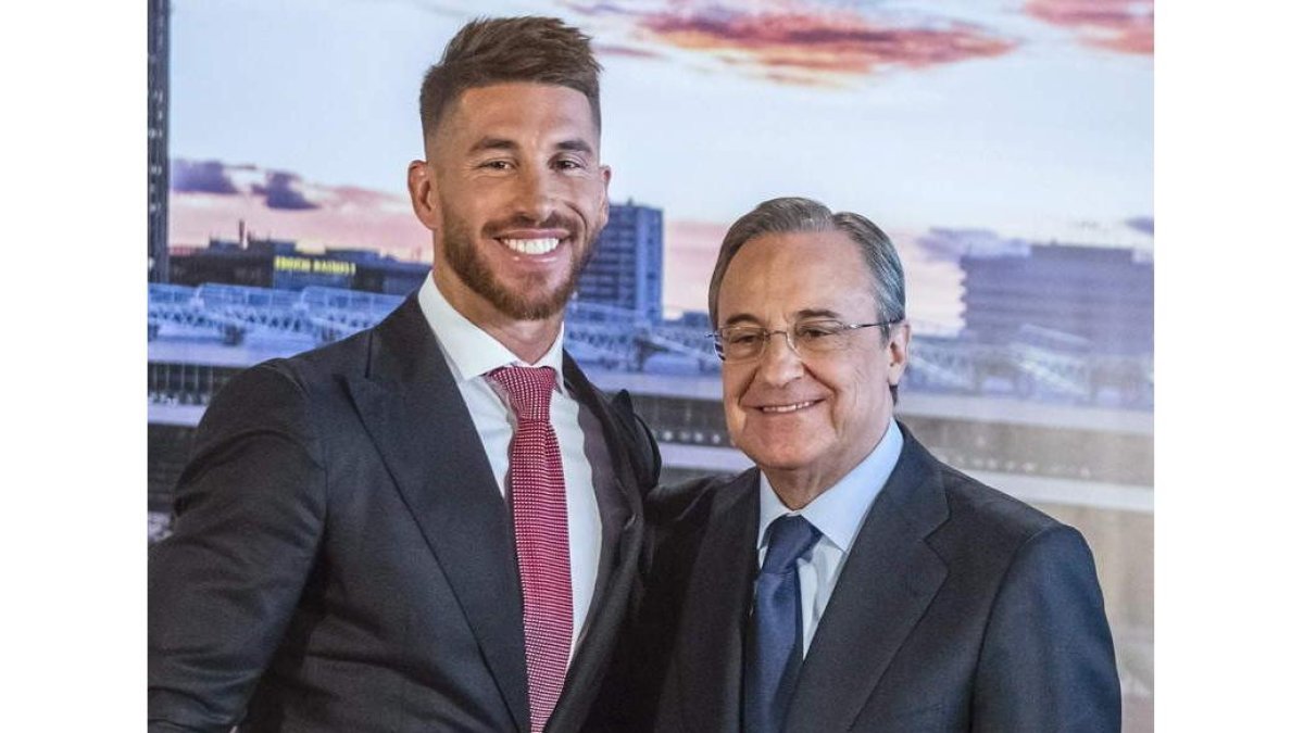 Sergio Ramos y Florentino Pérez, durante el acto de renovación del sevillano.