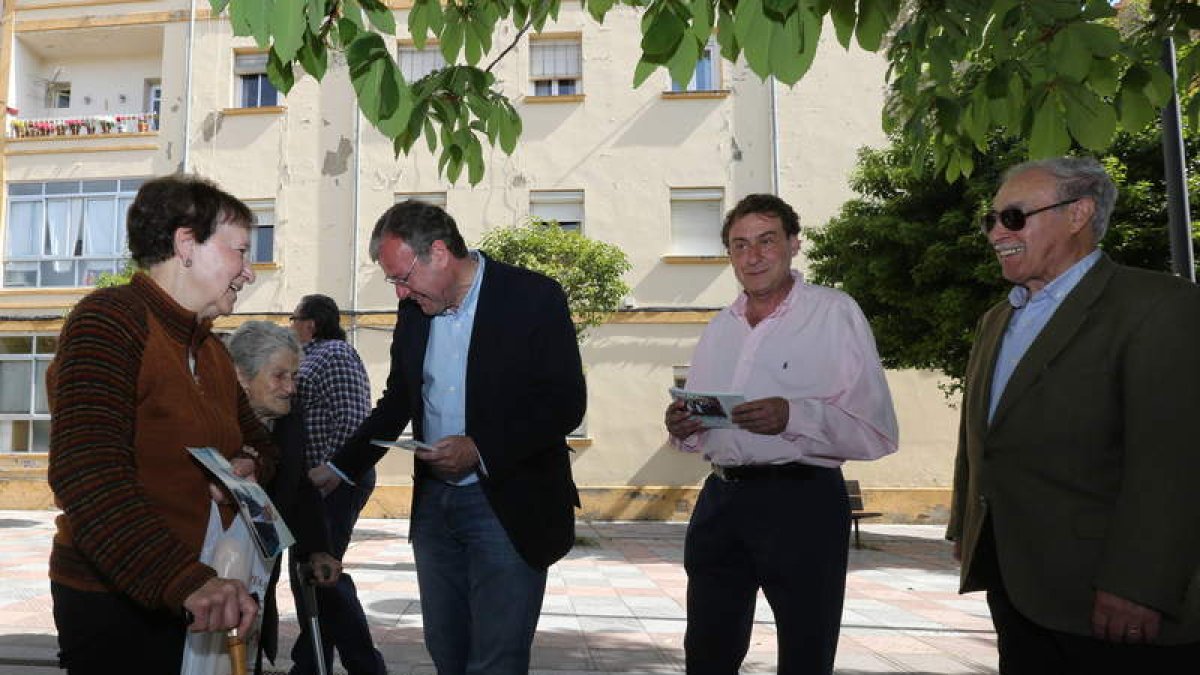 Silván saluda a dos vecinas del Ejido junto a García Prieto y a Donato Pérez