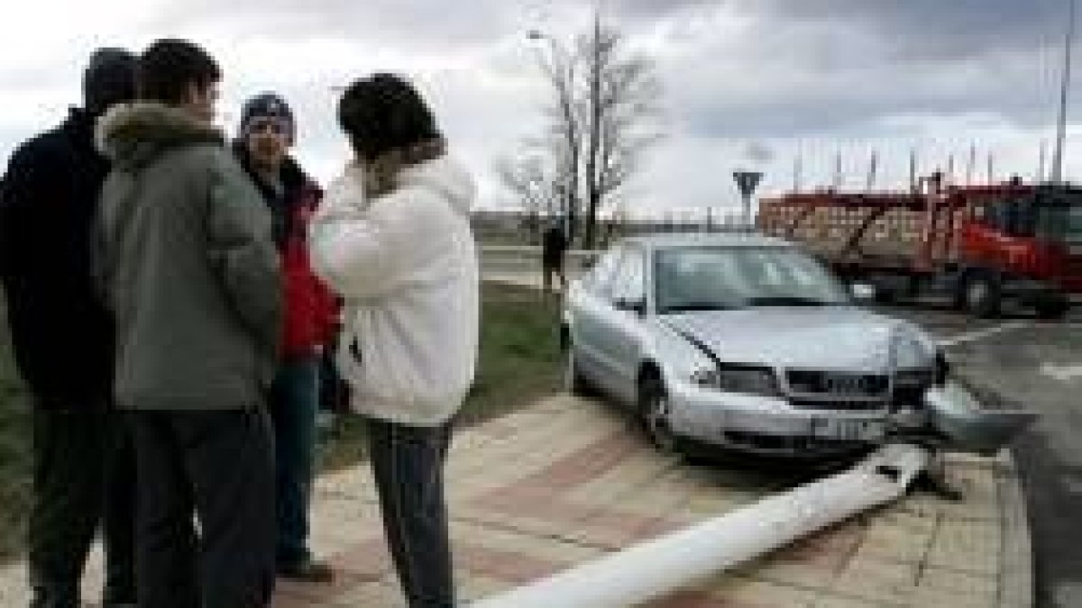 Un coche sufrió ayer un accidente en el rotonda de la Universidad