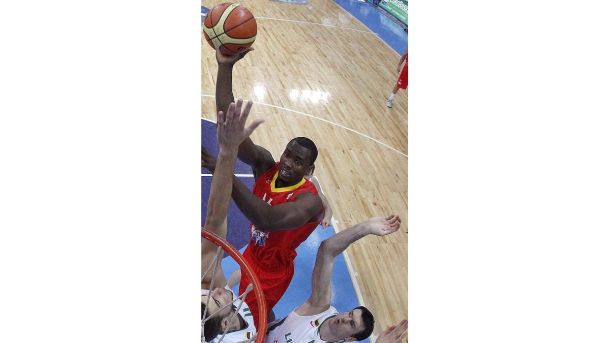 Ibaka entra a canasta ante dos jugadores lituanos.
