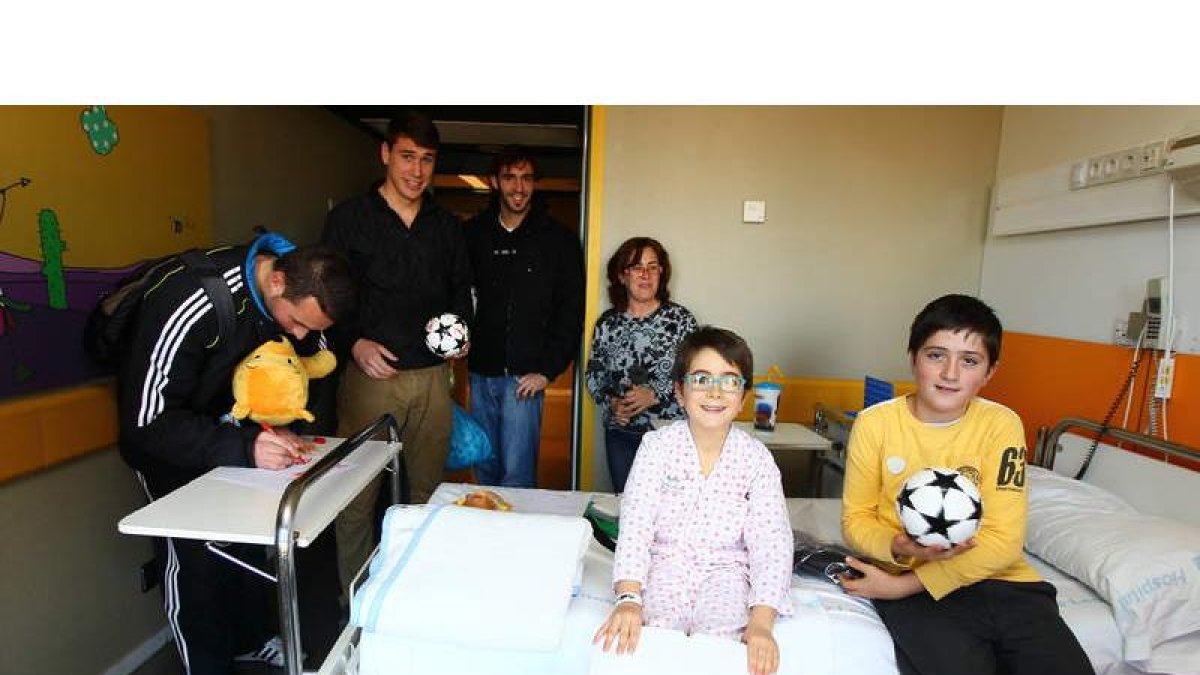 Los niños ingresados en el Hospital agradecieron la visita de los jugadores de la Cultural.