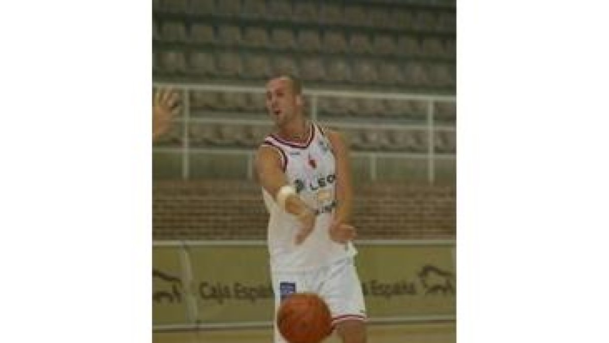 Decker, en una acción durante un partido con Baloncesto León