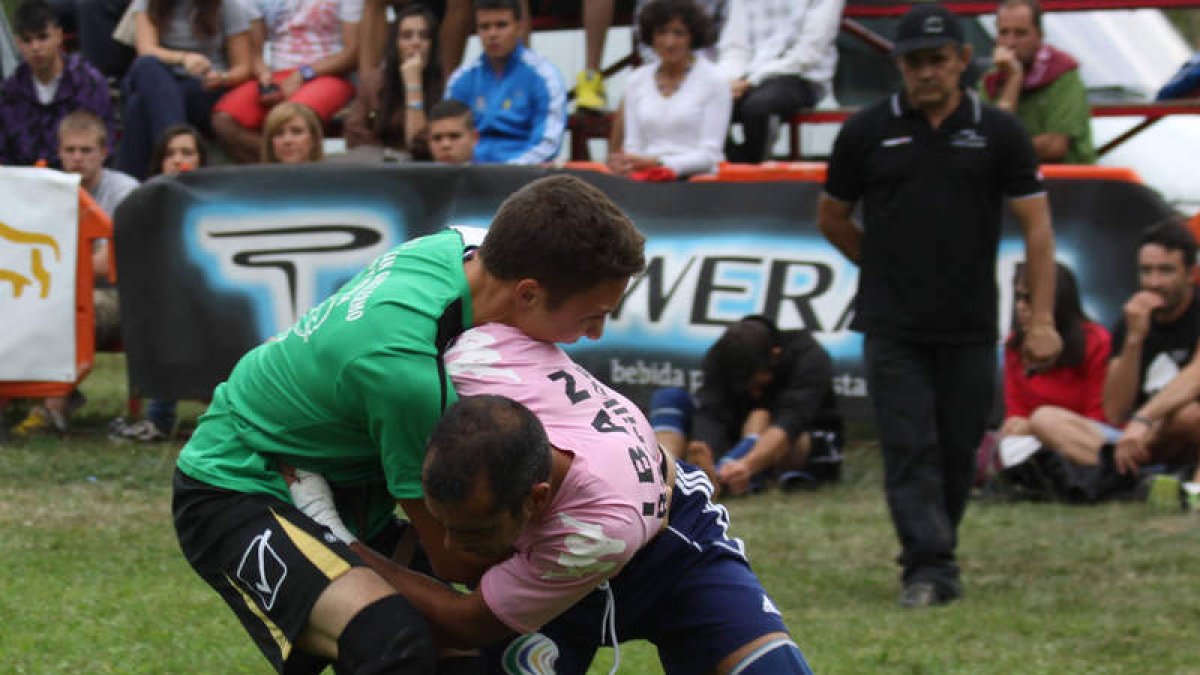 Ibán Sánchez, vencedor en ligeros, superaba a los hermanos Vega en semifinal y final.