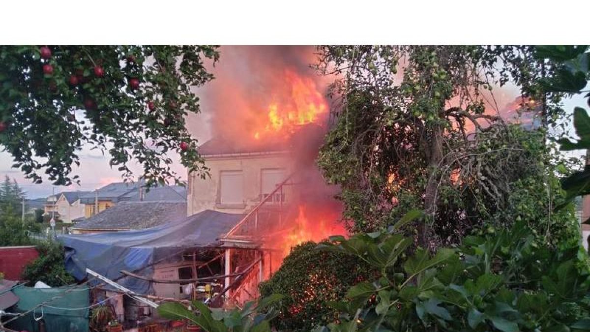 Imagen del incendio del pasado domingo en Almázcara. DL