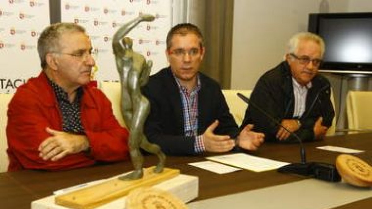López Benito (c), durante la presentación del calendario.