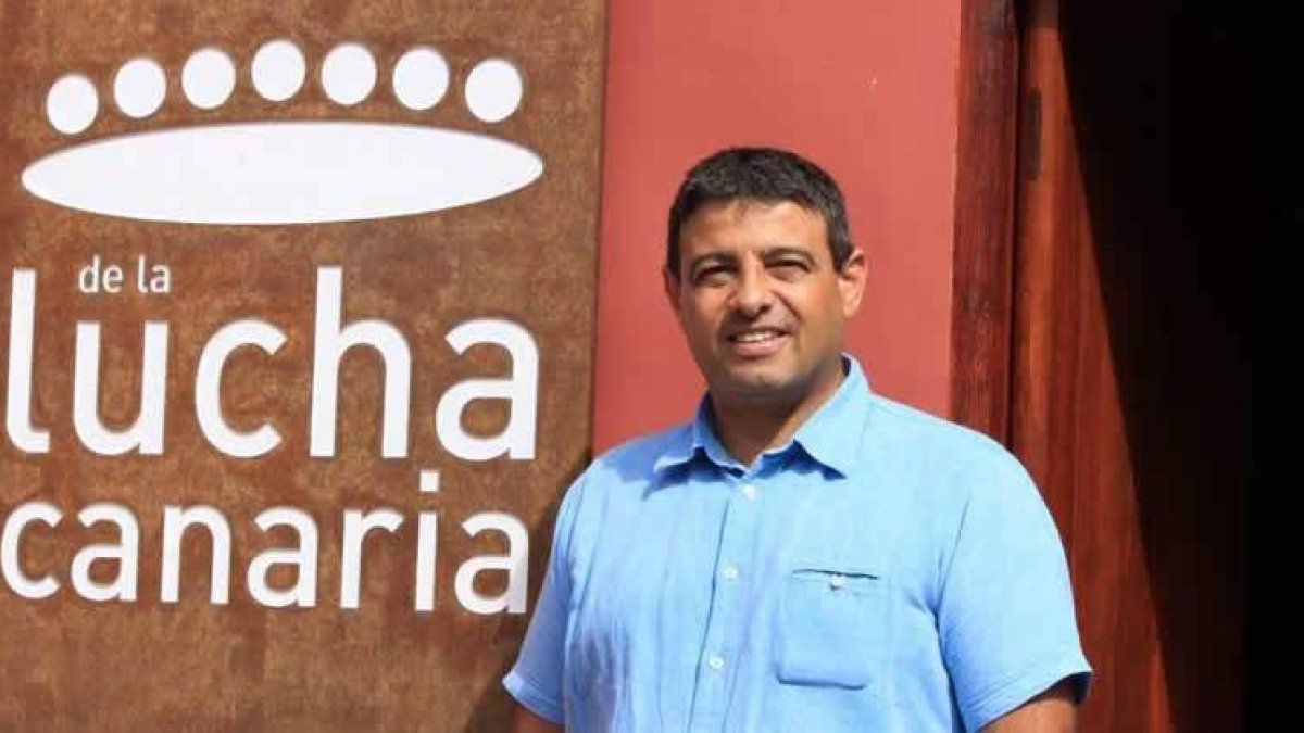 Germán Rodríguez, presidente de la Federación de Lucha Canaria, defiende la concesión de BIC para la lucha leonesa.