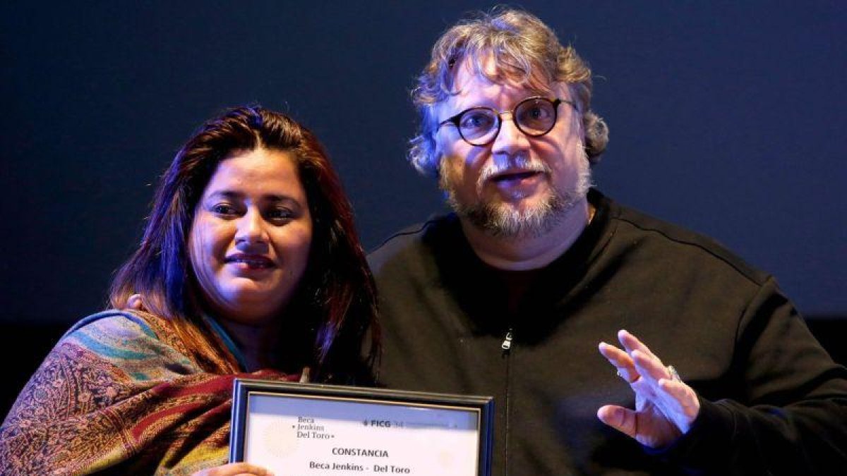 Guillermo del Toro  entrega becas a jóvenes mexicanos.