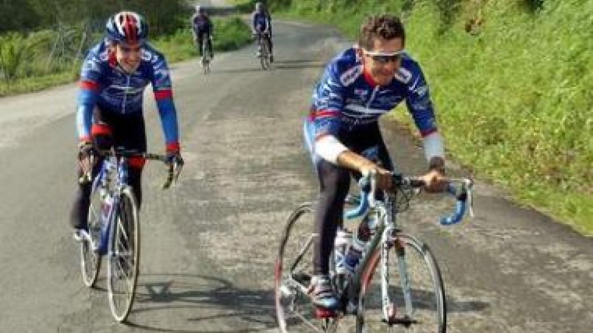 Fernando Alonso (izquierda) junto a Roberto Heras.